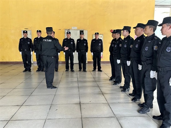 外賣騎手與物業(yè)保安“牽手” 構(gòu)建和諧社區(qū)服務(wù)環(huán)境