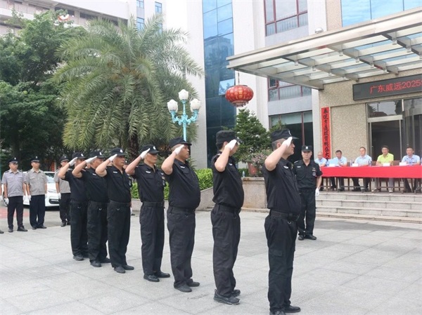 巡邏保安路邊發(fā)現(xiàn)五萬(wàn)元現(xiàn)金，原封不動(dòng)歸還