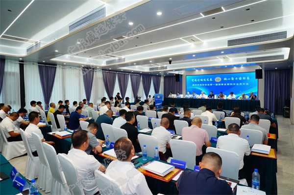 胖東來(lái)招本科學(xué)歷當(dāng)保安保潔引熱議 業(yè)內(nèi)人士：要看崗位設(shè)置薪資