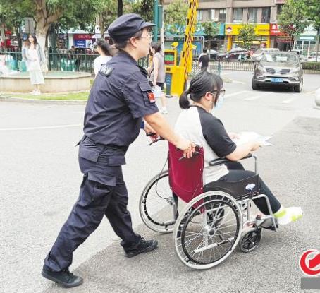 高考前女生腿受傷，女保安把輪椅推進(jìn)考場(chǎng)